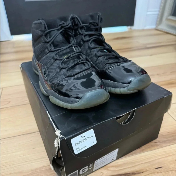 AIR JORDAN 11 RETRO - Picture 5 of 11
